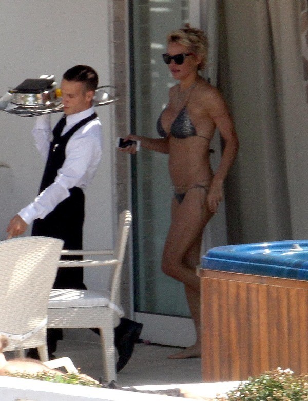 Pamela Anderson si užíva luxus na Sardínii